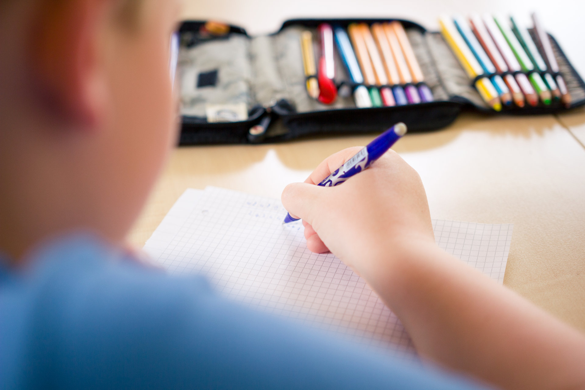 Schreibender Junge mit Stift