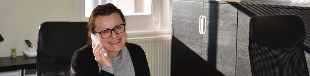 Frau spricht am Telefon