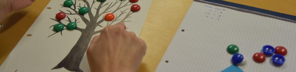 Spiel mit bunten Steinen