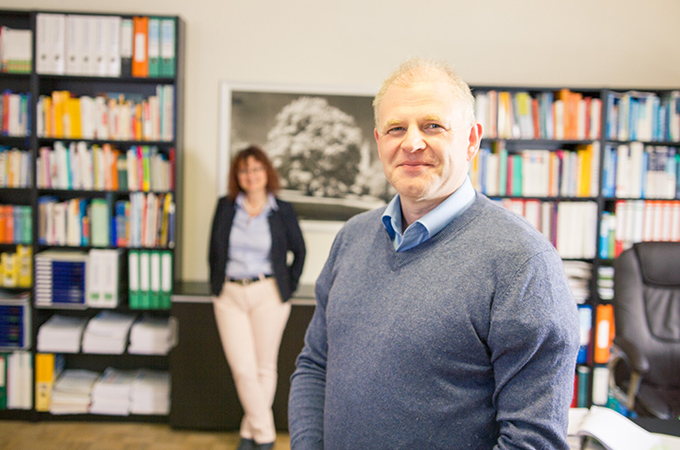 Mann und Frau im Büro