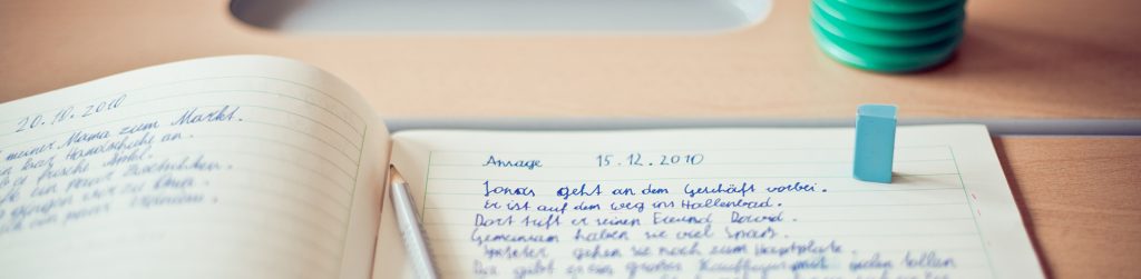 Offenes Notizbuch mit handschriftlichem Text