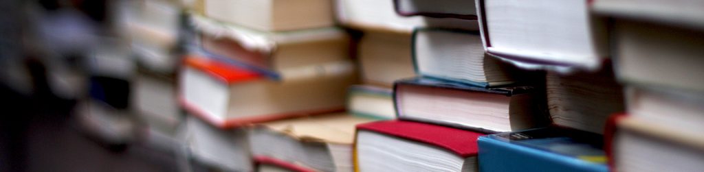 Bücherstapel im Hintergrund
